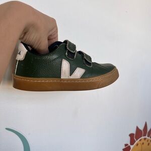 Veja Neutral Gender Kids Green Sneakers. Size 27